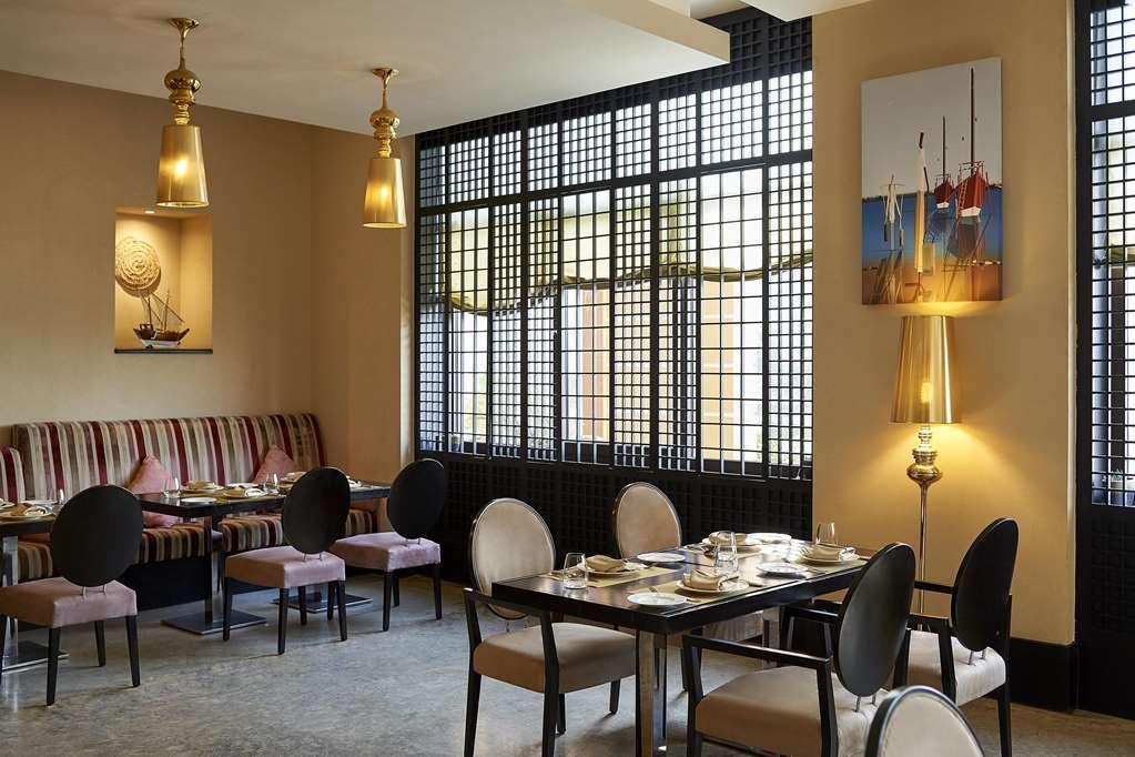 Safir Fintas Hotel Kuwait Kuwait City Facilities photo The restaurant