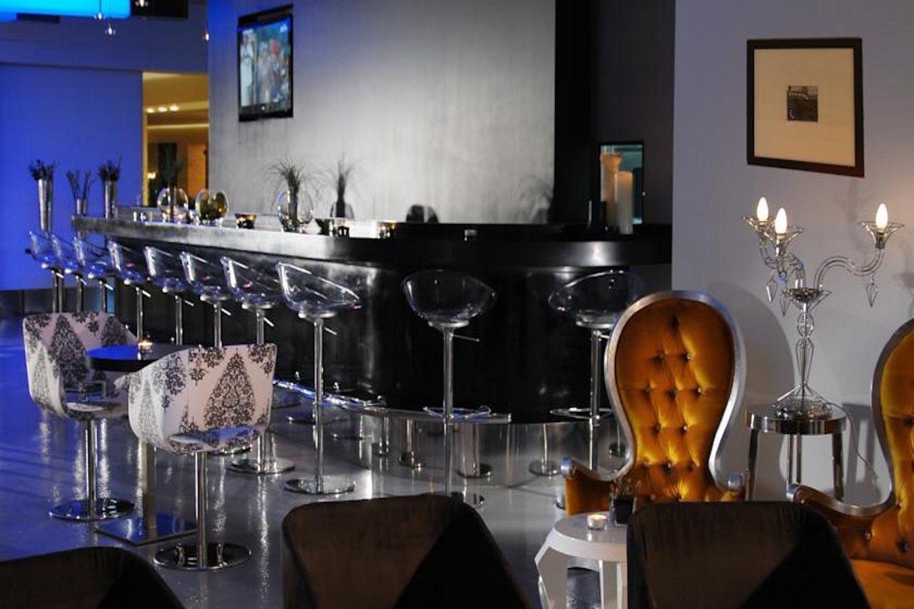 Safir Fintas Hotel Kuwait Kuwait City Restaurant photo The bar at the 1001 nights lounge