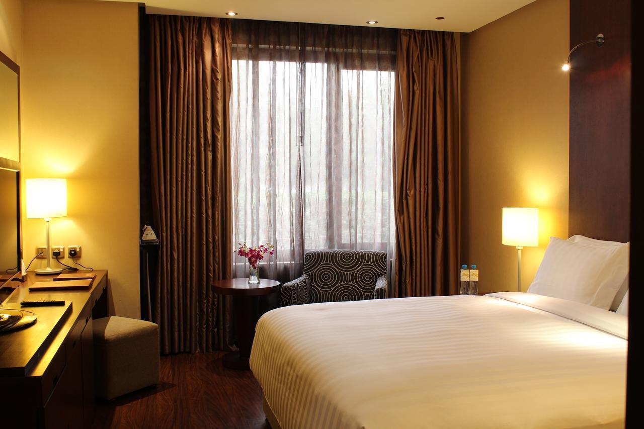 Safir Fintas Hotel Kuwait Kuwait City Exterior photo A room at the hotel