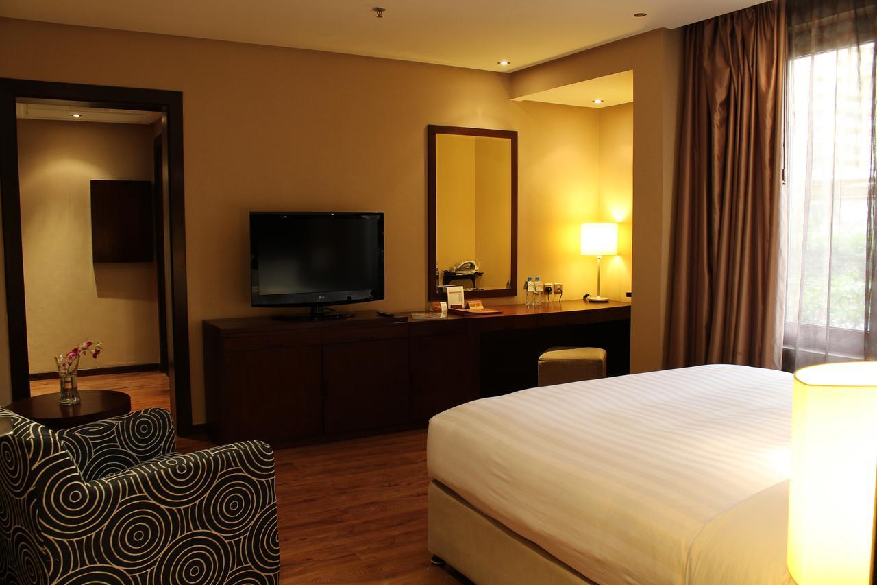 Safir Fintas Hotel Kuwait Kuwait City Exterior photo A room at the hotel